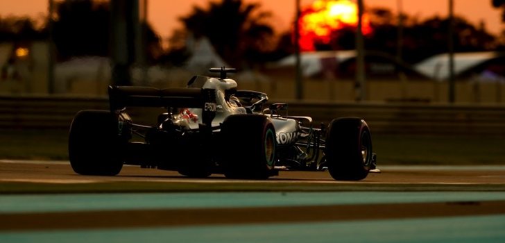 Hamilton celebra su Pole en Yas Marina