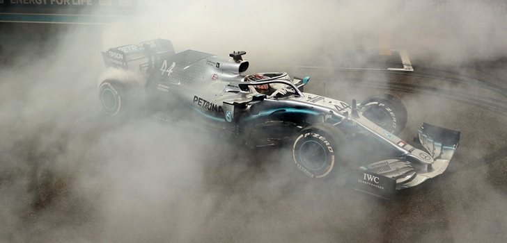 Hamilton derrapa en Yas Marina