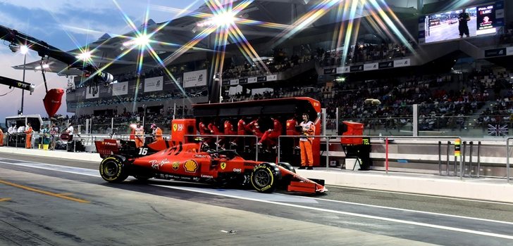 Leclerc, en el pit lane de Yas Marina