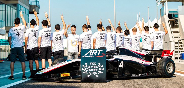 Nyck de Vries, celebrando su título de F2