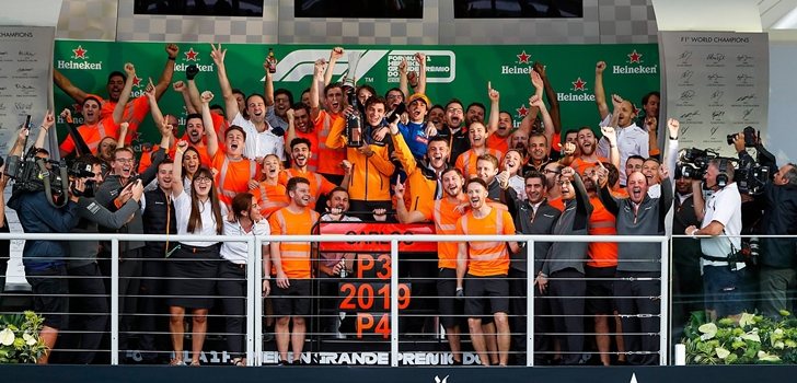 McLaren celebra el podio de Sainz en Brasil