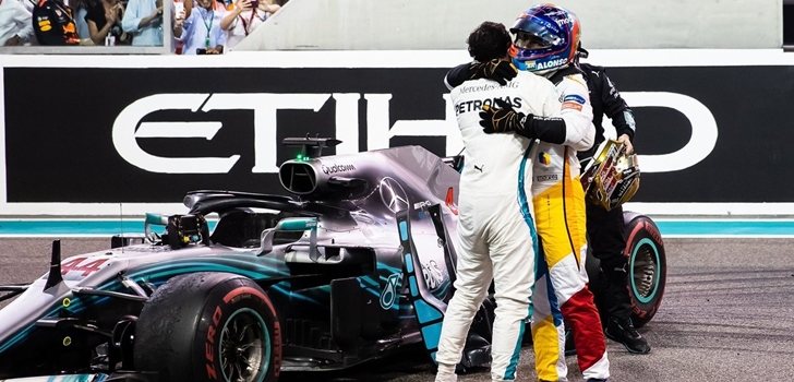 Hamilton y Alonso se abrazan en la despedida del español