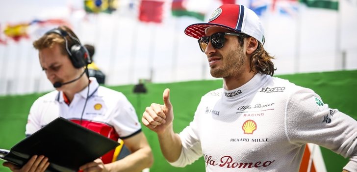 Giovinazzi, junto a su ingeniero antes del GP de Abu Dabi