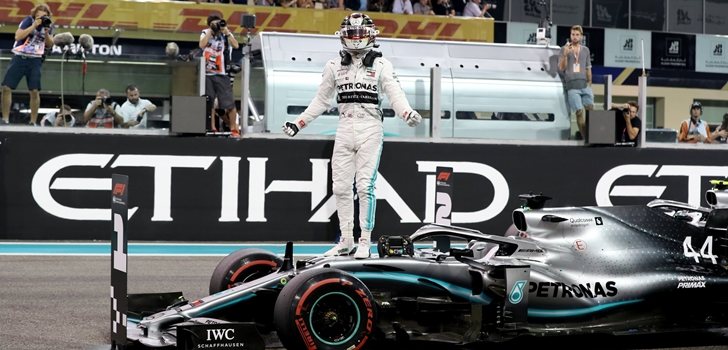 Lewis Hamilton, subido en el W10