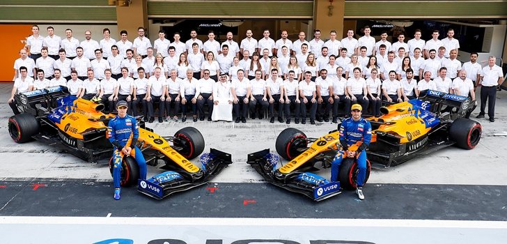 Sainz, junto al equipo McLaren al completo
