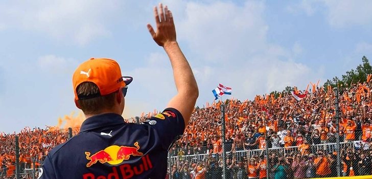 Verstappen saluda a la afición holandesa