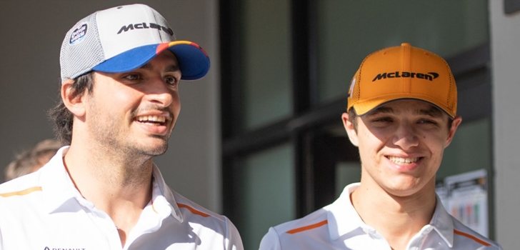 Sainz y Norris pasean juntos por el paddock