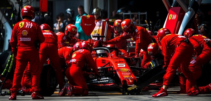 Vettel, durante una parada en el pit lane