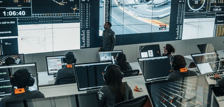 El equipo McLaren trabaja en sus oficinas