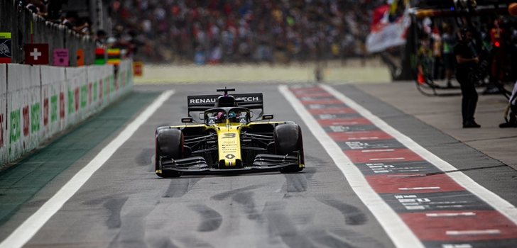 Ricciardo, en el pit lane de Interlagos