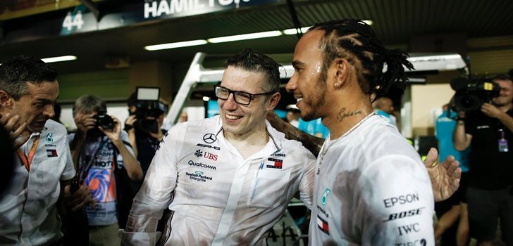 Hamilton, junto a uno de sus ingenieros en Abu Dabi