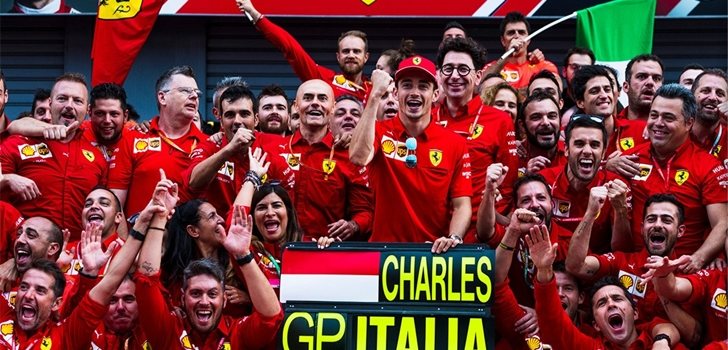 El equipo Ferrari celebra su triunfo en Italia