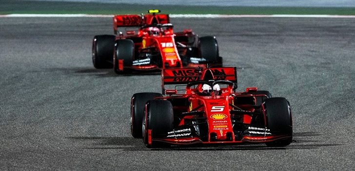 Leclerc y Vettel luchan por posición en pista