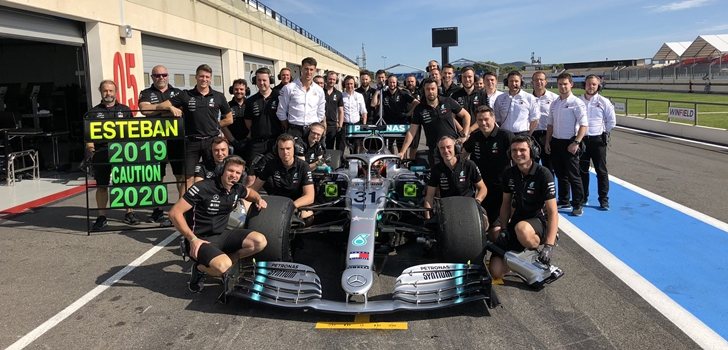 Esteban Ocon, junto al equipo Mercedes