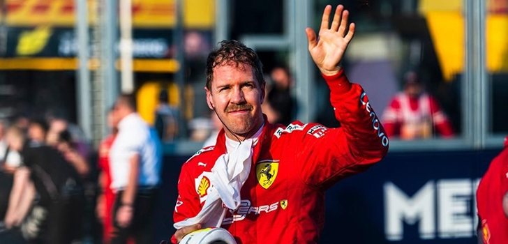 Vettel saluda a la afición tras bajarse del monoplaza