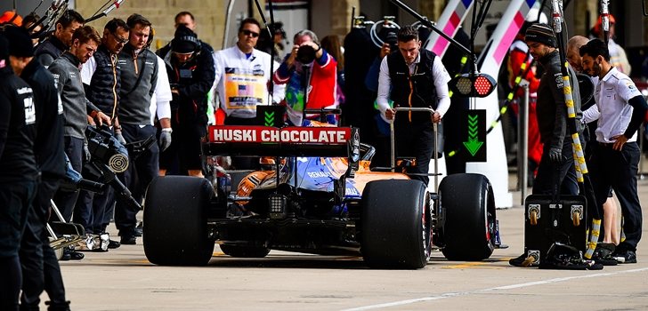 Carlos Sainz, en boxes