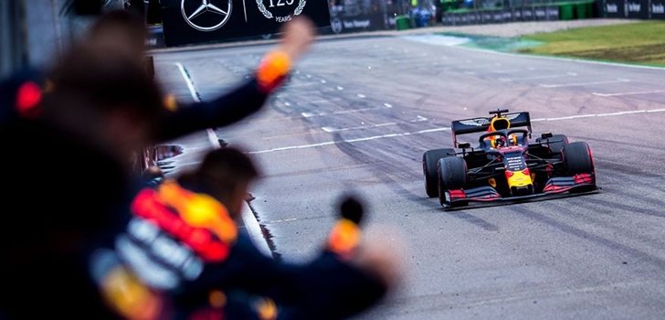 El equipo Red Bull celebra el triunfo de Verstappen