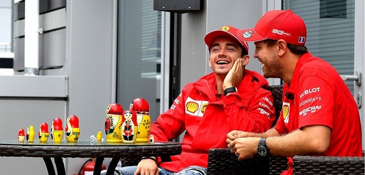 Vettel y Leclerc bromean antes de subirse al monoplaza