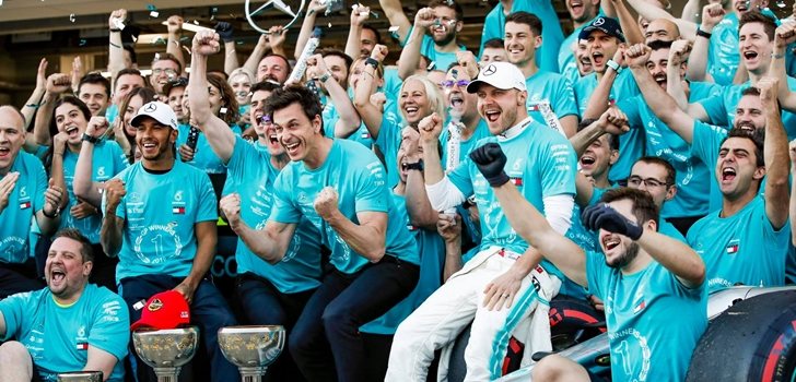 El equipo Mercedes celebra uno de sus triunfos de 2019