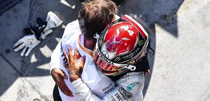 Wolff y Hamilton se dan un abrazo