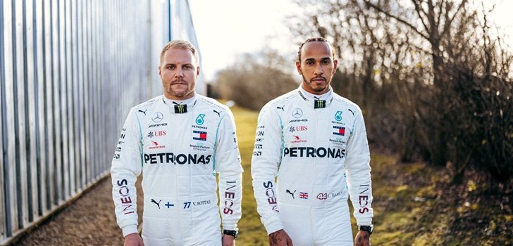 Bottas y hamilton presentan la nueva equipación de Mercedes