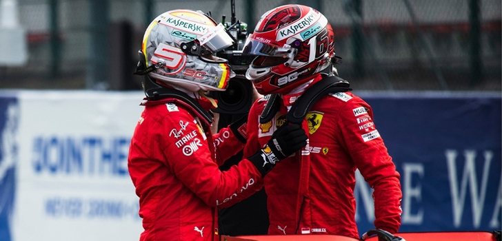 Leclerc y Vettel se saludan tras bajarse del monoplaza