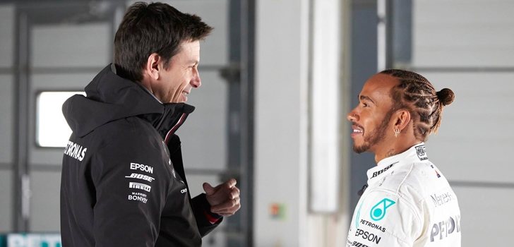 Hamilton, junto a Toto Wolff