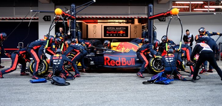 El equipo Red Bull trabaja en el RB16