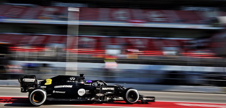 Daniel Ricciardo, pilotando en los test de Barcelona