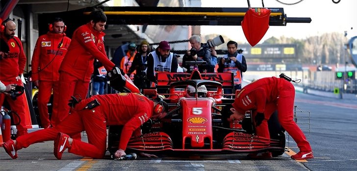 Los mecánicos de Ferrari trabajan en el coche de Vettel