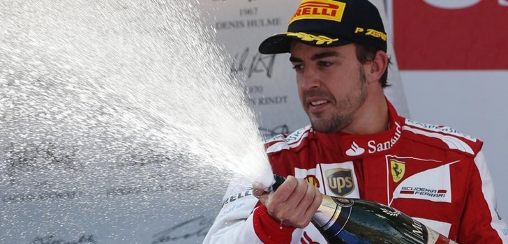 Alonso, en el podio con Ferrari
