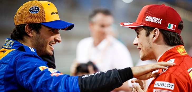 Carlos Sainz bromea con Charles Leclerc