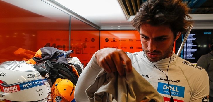 Sainz se prepara antes de subirse al monoplaza