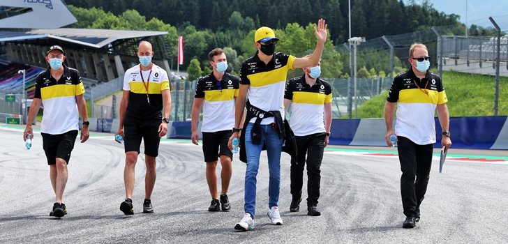 Ocon, junto a su equipo de ingenieros en el Red Bull Ring