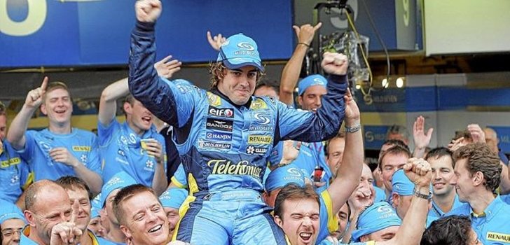 Alonso celebra su título con Renault en 2005