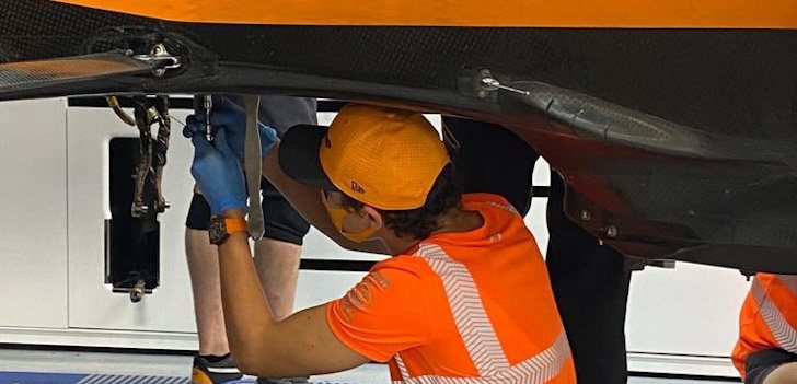 Lando trabaja con mecánicos Hungaroring 2020