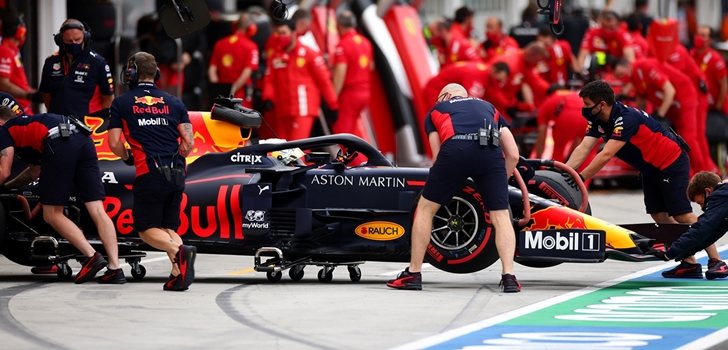 Los mecánicos de Red Bull empujan el coche de Verstappen