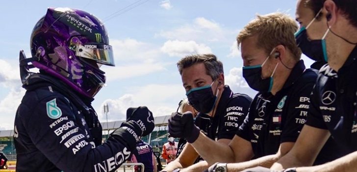 Hamilton, junto a sus ingenieros tras ganar en Silverstone