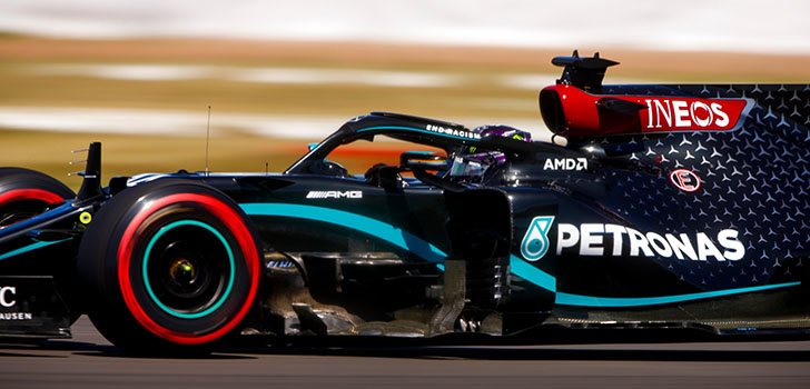 Mercedes, imparable en los Libres de Silverstone