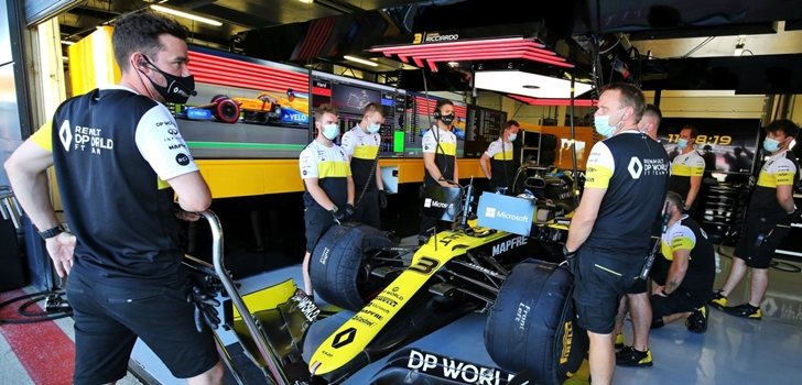El equipo Renault trabaja en el coche de Ricciardo