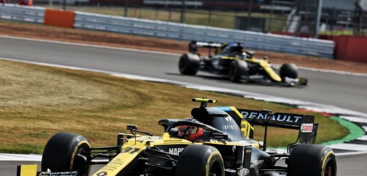 Los dos Renault, durante el Gran Premio 70 Aniversario
