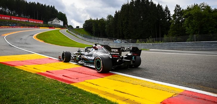 Bottas encara Eau Rouge en los Libres 1