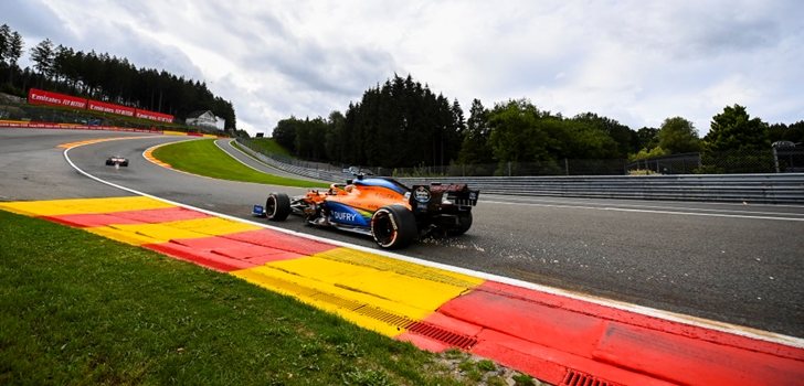 Sainz encara Eau Rouge en los Libres de Bélgica