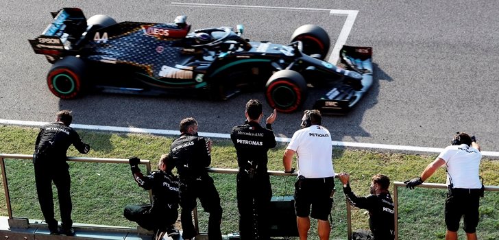 El equipo Mercedes celebra el triunfo de Hamilton