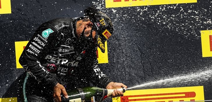 Hamilton celebra uno de sus triunfos de la temporada 2020