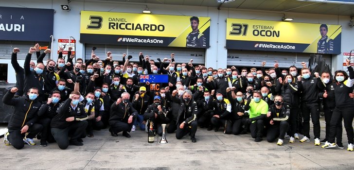 El equipo Renault celebra el podio de Ricciardo en Eifel
