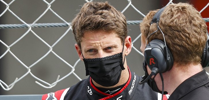 Grosjean, junto a su ingeniero en Portugal