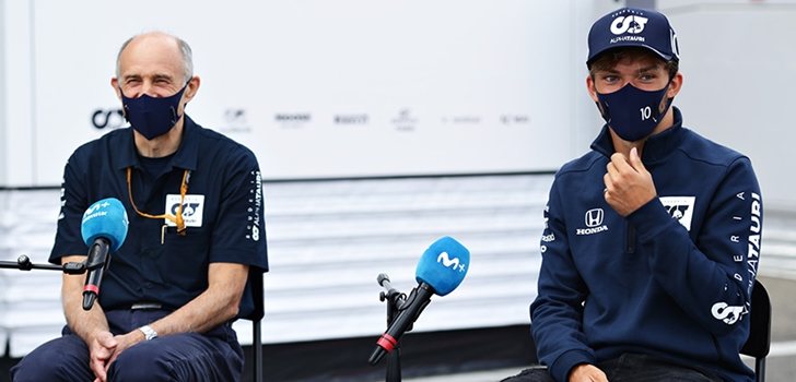 Gasly, junto a Tost en una entrevista para Movistar