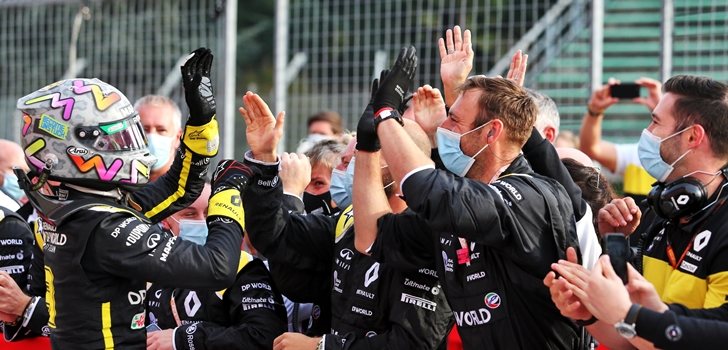 Ricciardo celebra el podio junto a su equipo