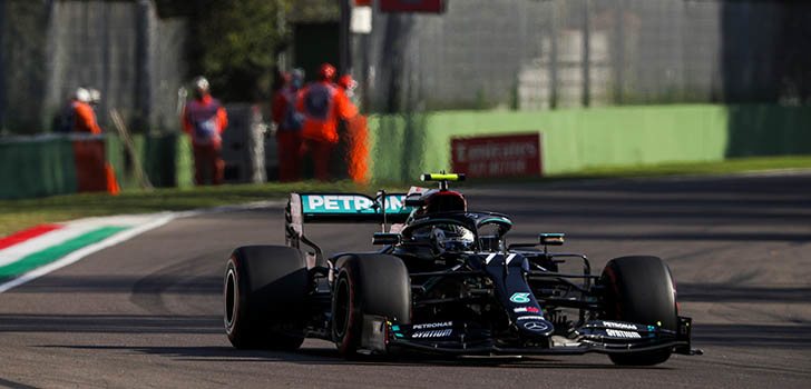 Lewis Hamilton sale a la defensa de Valtteri Bottas